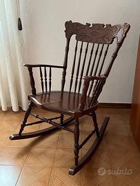 Sedia a dondolo vintage in legno