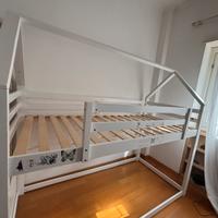 Letto a castello con scivolo