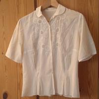 Camicie 'della nonna' vintage e bolerino bianco