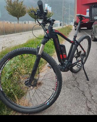 Mountain bike elettrica con batteria Bosch 