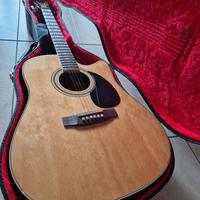 Chitarra acustica con custodia rigida