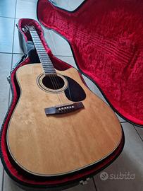 Chitarra acustica con custodia rigida