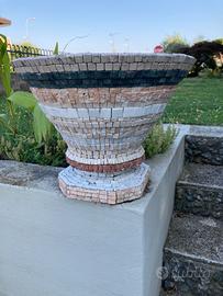 Vaso rivestito a mosaico di pietra