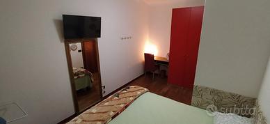 Luminosa camera con balcone