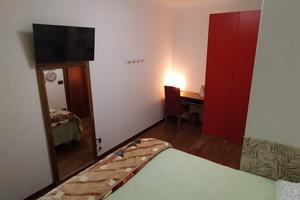 Luminosa camera con balcone