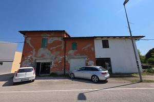 Casa indipendente di 480 m² con più di 5 locali a 