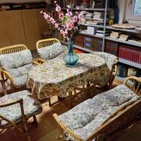 tavolo con sedie in vimini