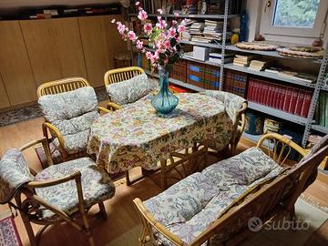 tavolo con sedie in vimini