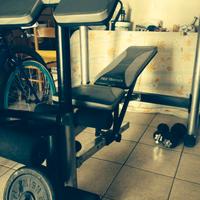 Panca multiuso con bilanciere e pesi