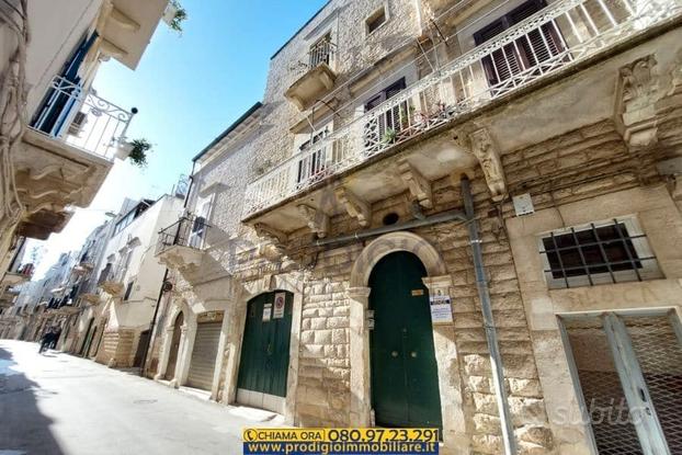 Casa d'epoca con locale a pianoterra a terlizzi