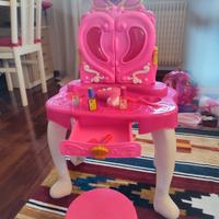 Specchio, tavolino trucchi e acconciature 