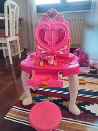 Specchio, tavolino trucchi e acconciature 