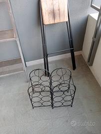 due portabottiglie in ferro 