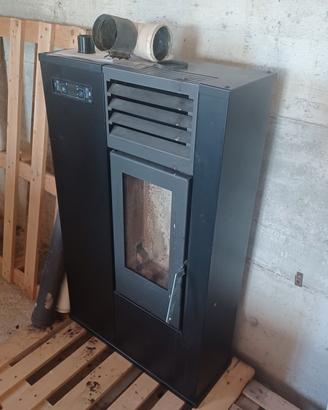 stufa a pellet salvaspazio piccola