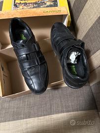 Scarpe nere da uomo.