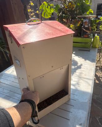 Mangiatoia per cani meccanica