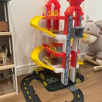 Garage pari al nuovo completo di macchinine.