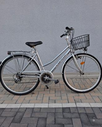 bicicletta alluminio vicini ruote da 28 e marce
