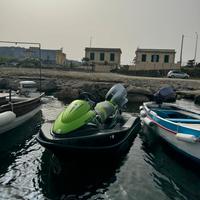 Moto d'acqua con motore fuoribordo