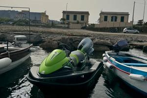 Moto d'acqua con motore fuoribordo