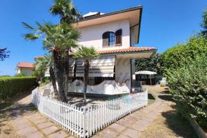 Villa di 350 m² con più di 5 locali e box auto dop