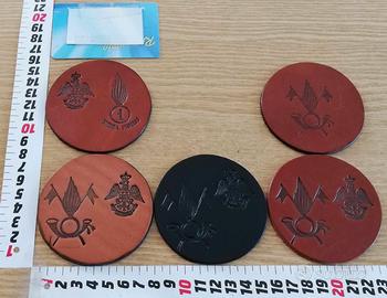 Portafogli,portachiavi e stemmi militari in cuoio