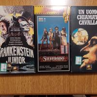 Tre film su videocassette VHS.