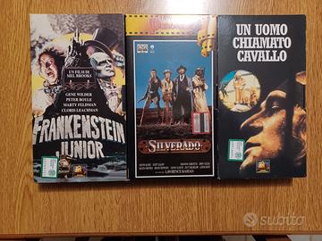Tre film su videocassette VHS.