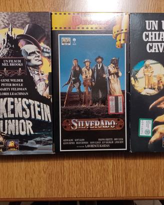 Tre film su videocassette VHS.