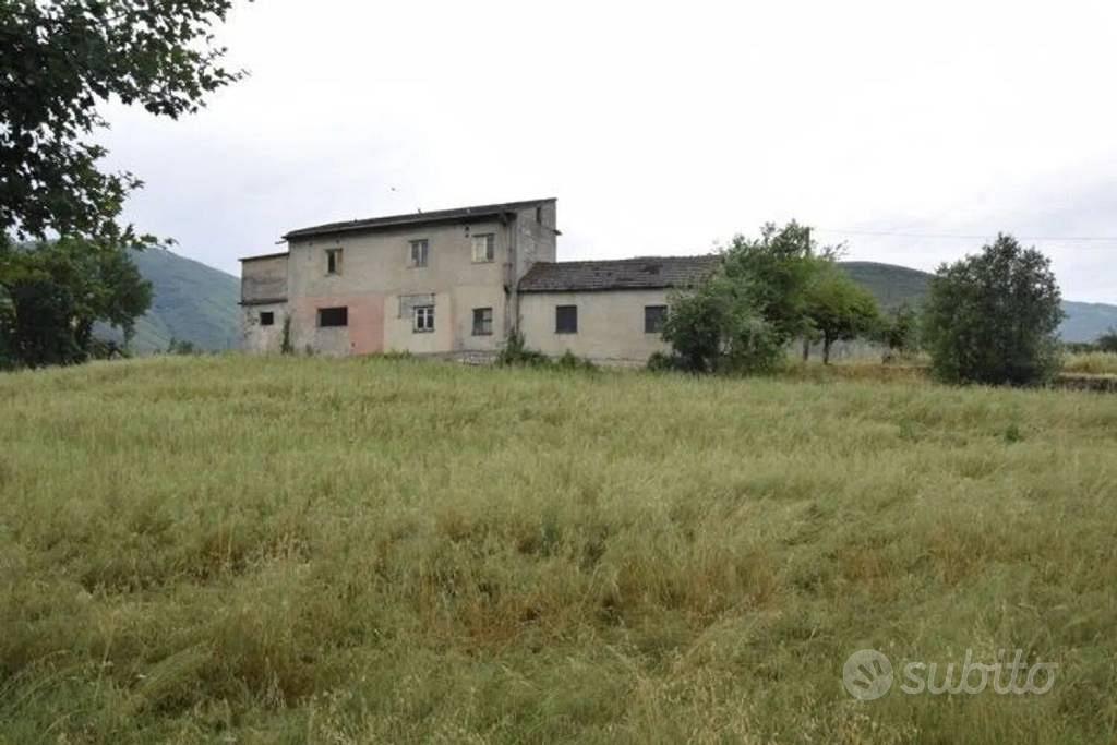 Rustico / Casale di 215 m² con più di 5 locali a E - Vista 2