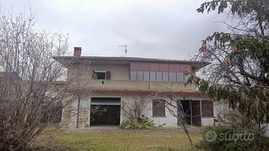 Casa indipendente di 350 m² con 4 locali e box aut
