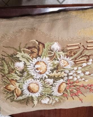 Cuscino  ricamato a mano