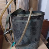 Pompa manuale agricola vintage a spalla