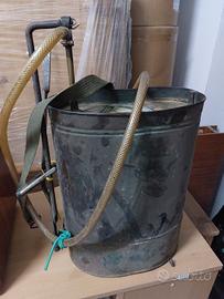 Pompa manuale agricola vintage a spalla