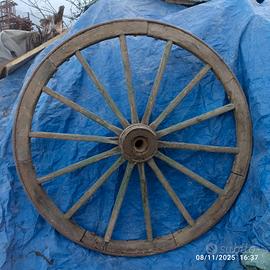 coppia di ruote di carro diametro cm.110. Visibili