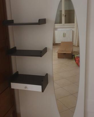 parete con specchio cassetto e pensili