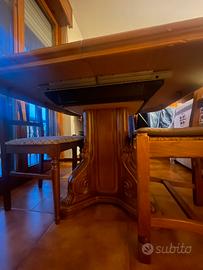 Credenza con vetrina + tavolo allungabile e sedie