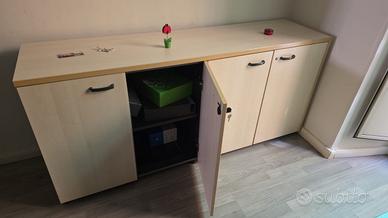 Armadio basso in legno chiaro