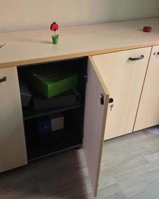 Armadio basso in legno chiaro