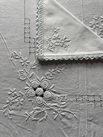 Tovaglia ricamata a mano