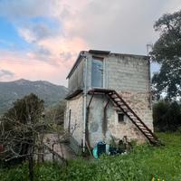 Terreno con casa e magazzini