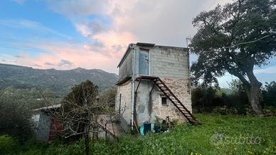 Terreno con casa e magazzini