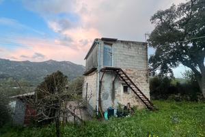 Terreno con casa e magazzini