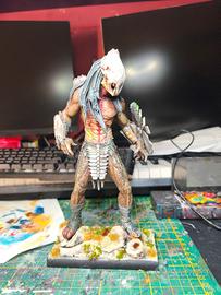 statua Predator dipinta a mano