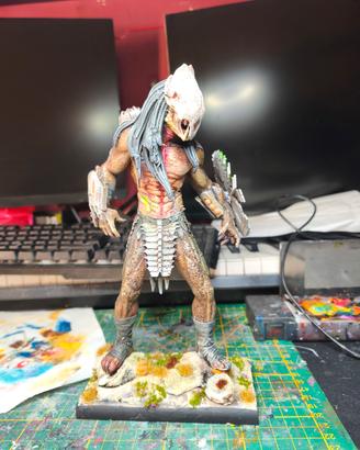 statua Predator dipinta a mano
