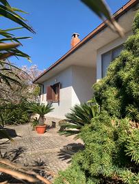 Villa con giardino e frutteto