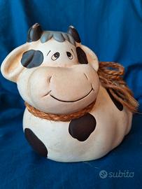Salvadanaio a forma di mucca.