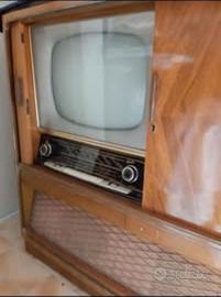 Mobile radio televisione d'epoca