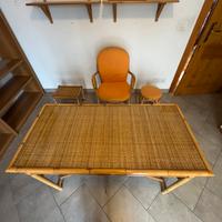 Scrivania, sedia, tavolino e pouf in bambù vintage