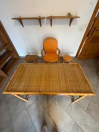 Scrivania, sedia, tavolino e pouf in bambù vintage